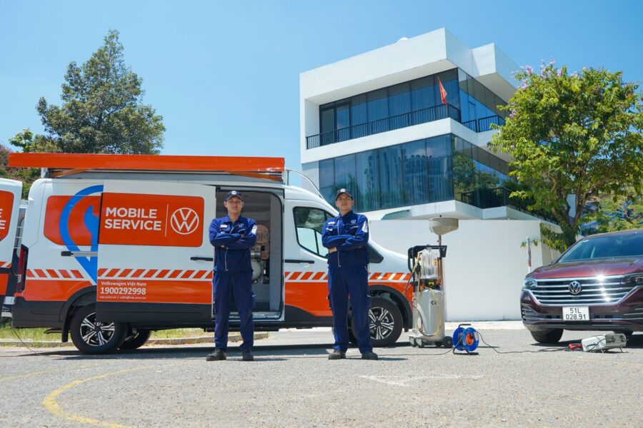 Ky thuat vien Volkswagen Mobile Service ben xe chuyen dung