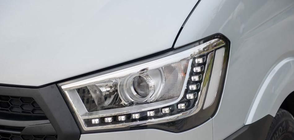 Cụm đèn pha LED trên Hyundai Solati