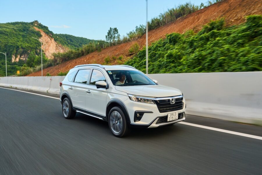 Honda BR-V vận hành trên đường - dòng xe nằm trong chương trình bảo hành 10 năm của Honda Việt Nam
