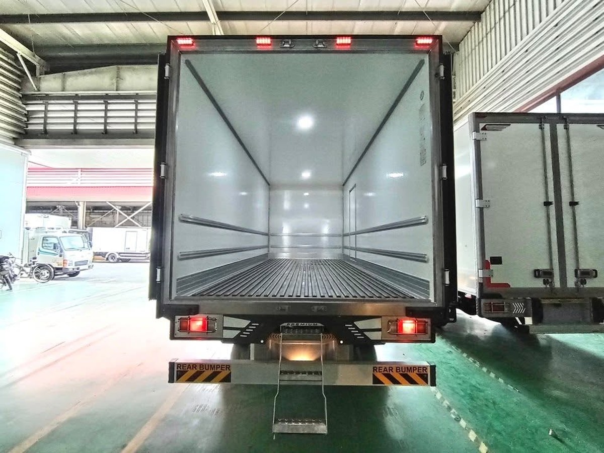 Lòng thùng bảo ôn Quyền F1 nhìn từ cửa sau mở