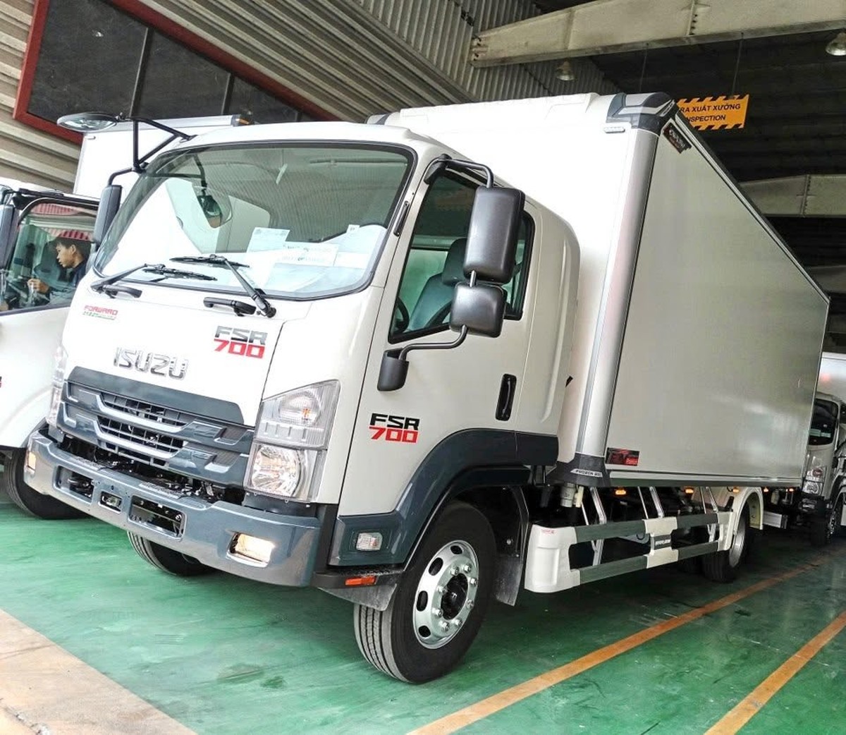 Isuzu FSR700 thùng bảo ôn Quyền F1 góc 3/4 phía trước