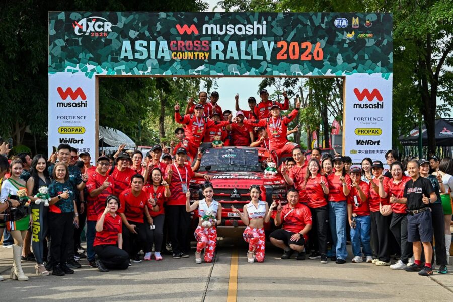 Đội đua Mitsubishi Ralliart cùng ban tổ chức ăn mừng chức vô địch AXCR 2026