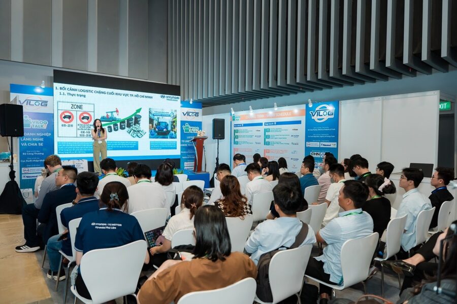 Phiên VILOG Talks tại gian hàng HTCV