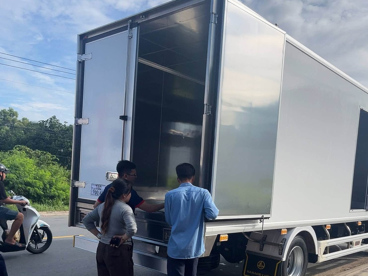 Nhân viên Isuzu An Khánh giới thiệu xe tải F-Series cho khách hàng tham dự