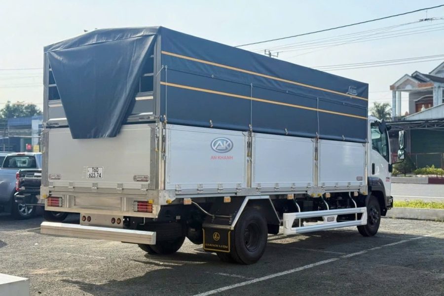 Isuzu FRR650 thùng mui bạt khung inox nhìn góc sau bên hông