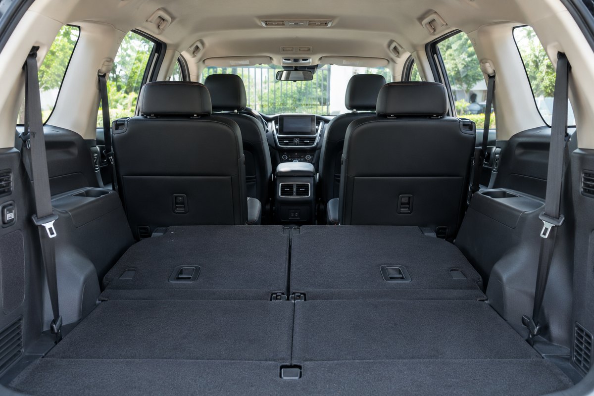 Hàng ghế thứ ba gập phẳng, nhìn từ cốp sau xe SUV 7 chỗ đã qua sử dụng