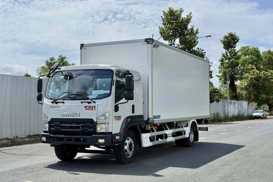 Xe tải Isuzu thùng kín nhìn từ phía trước
