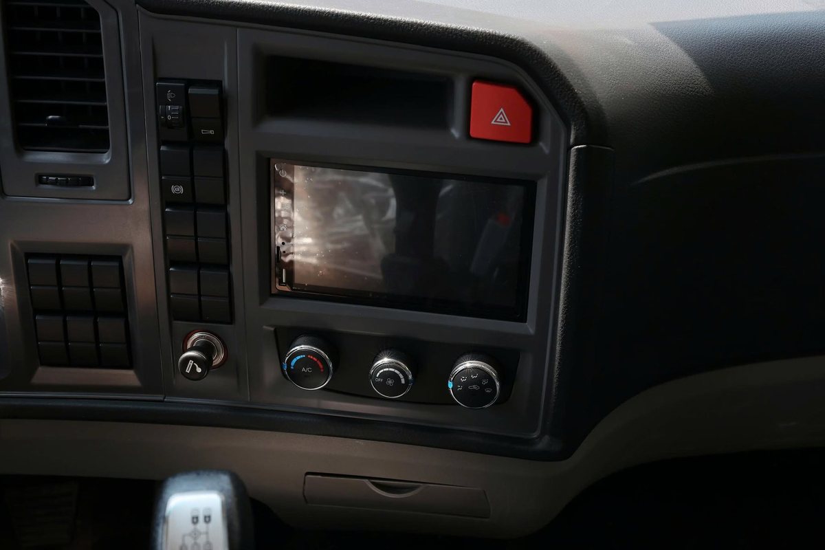 Màn hình LCD 7 inch và cụm điều hòa trong cabin HOWO V750L