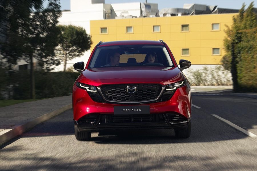 Mazda CX-5 màu đỏ, đại diện chương trình ưu đãi 100% phí trước bạ tháng 9