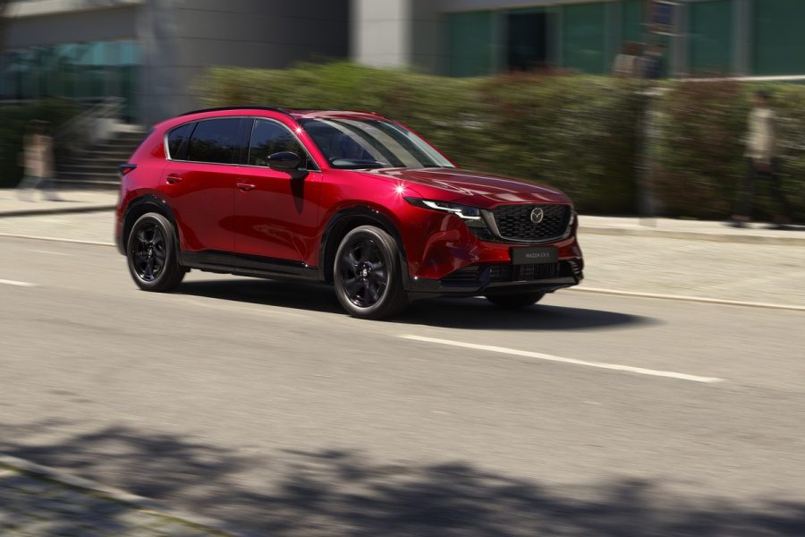 Mazda CX-5 màu đỏ vận hành trên phố, đại diện chương trình ưu đãi tháng 9