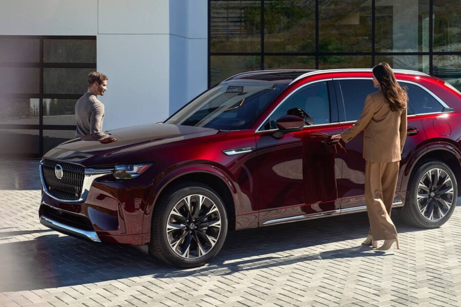 Mazda CX-90 màu đỏ đô, SUV flagship 7 chỗ theo định hướng Japanese Premium