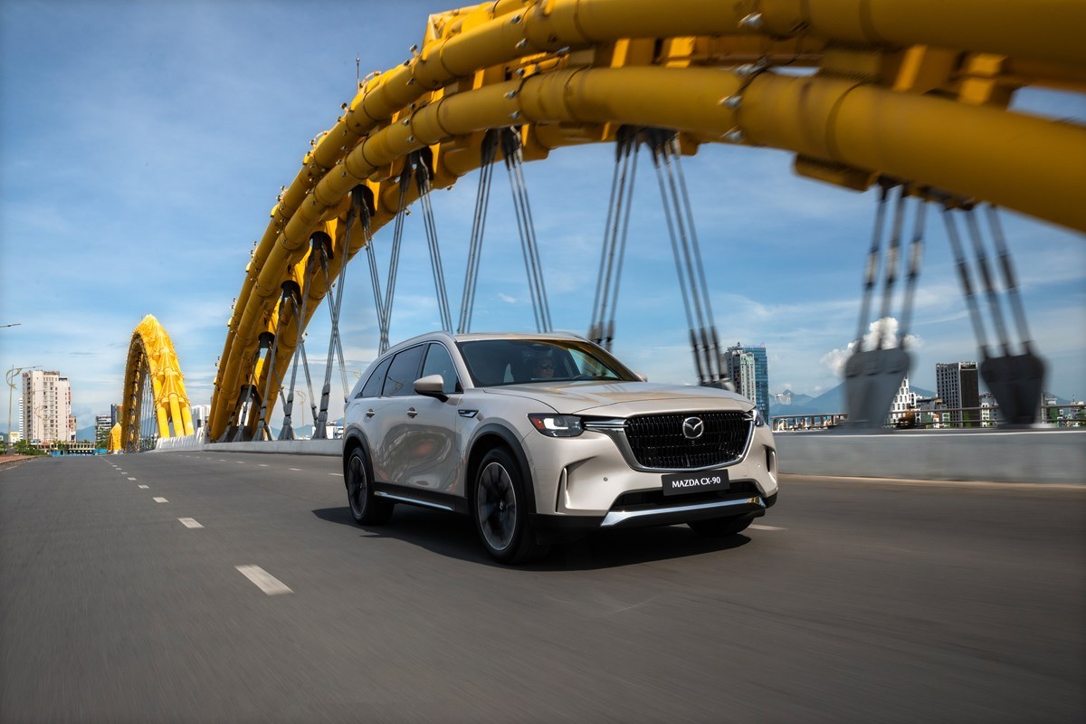 Mazda CX-90 vận hành với kiến trúc động cơ đặt dọc, hệ dẫn động AWD ưu tiên cầu sau