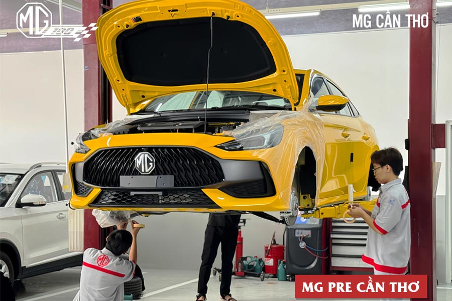 Kỹ thuật viên kiểm tra xe tại xưởng dịch vụ MG Cần Thơ