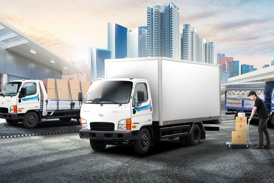 Xe tải nhẹ Hyundai Mighty N500 Series tại khu kho vận