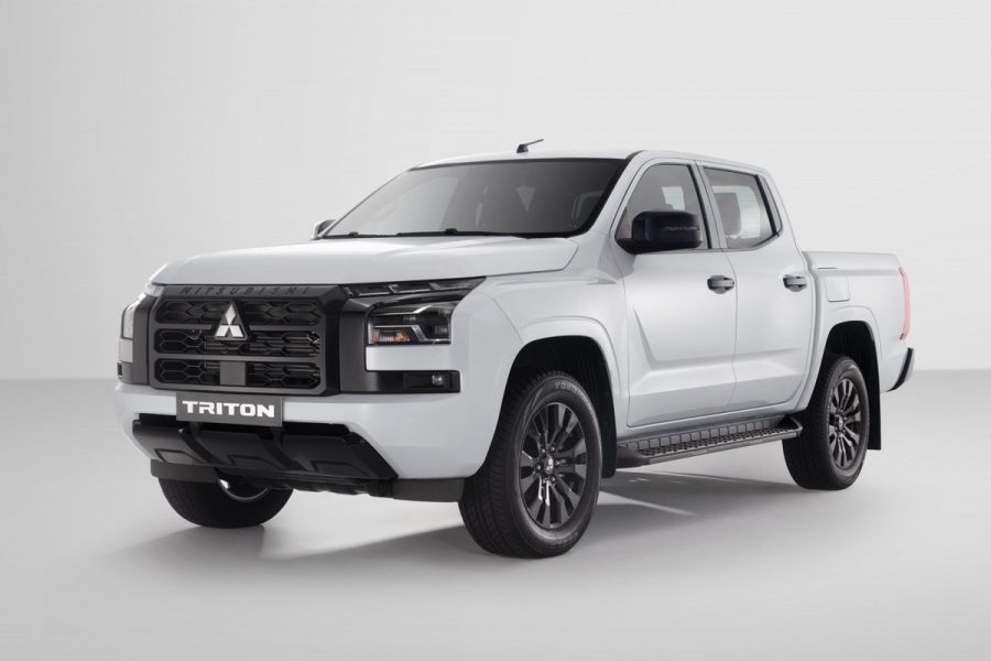 Mitsubishi Triton Premium 4WD 2026 màu trắng, mâm và gương sơn đen