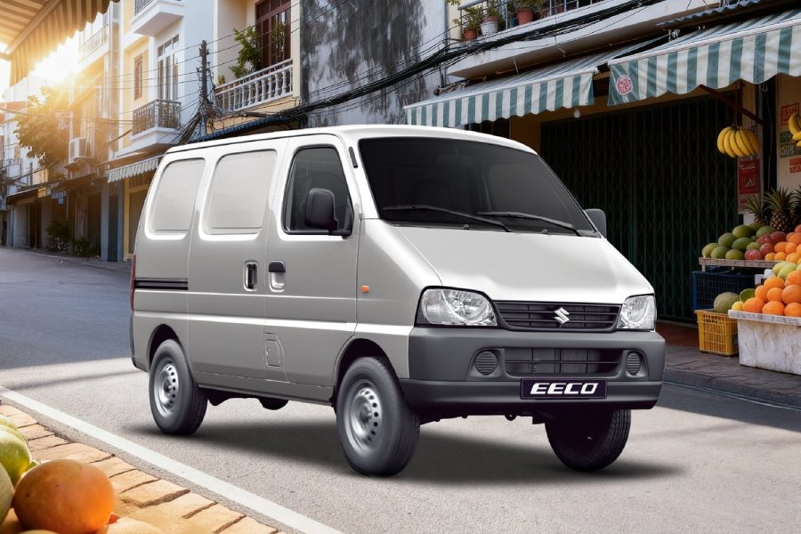 Suzuki Eeco màu xám nhìn từ góc trước trên phố chợ