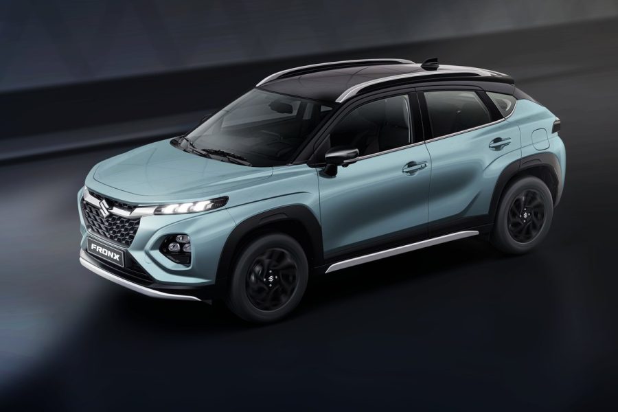 Suzuki Fronx màu xanh mui đen trong studio, bật đèn LED ban ngày