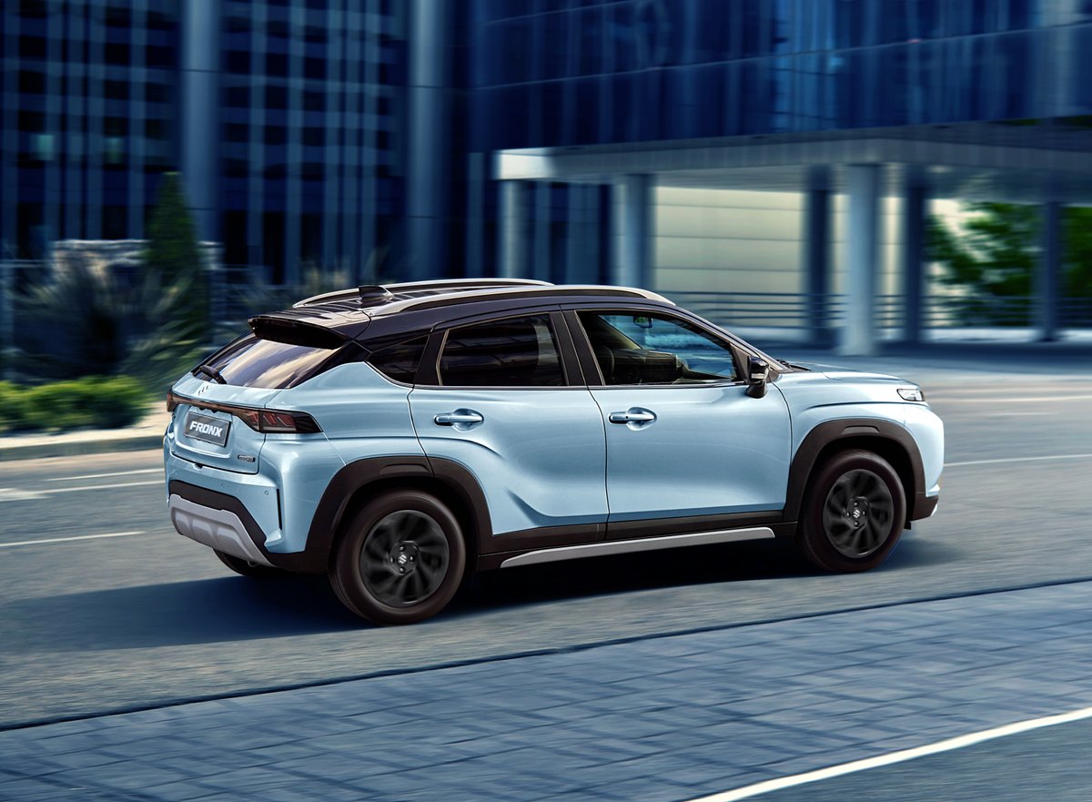Suzuki Fronx nhìn từ góc sau trên đường phố
