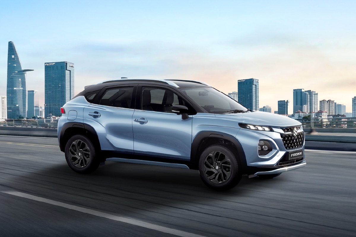 Suzuki Fronx chạy trên đường phố, nhìn từ góc trước