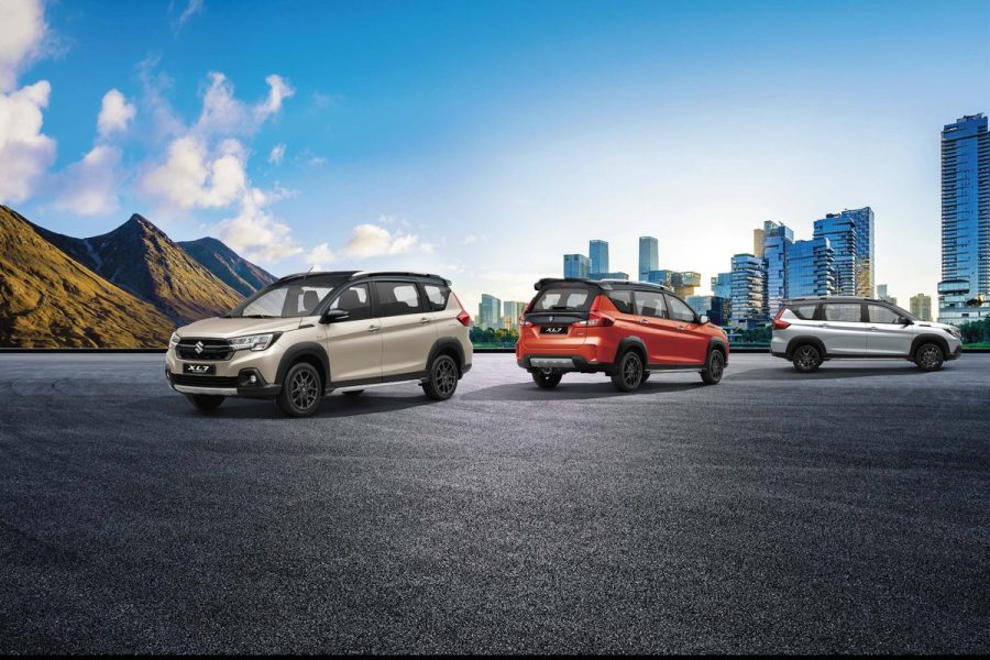 Ba xe Suzuki XL7 Hybrid màu ngà đen, cam đen và trắng đen