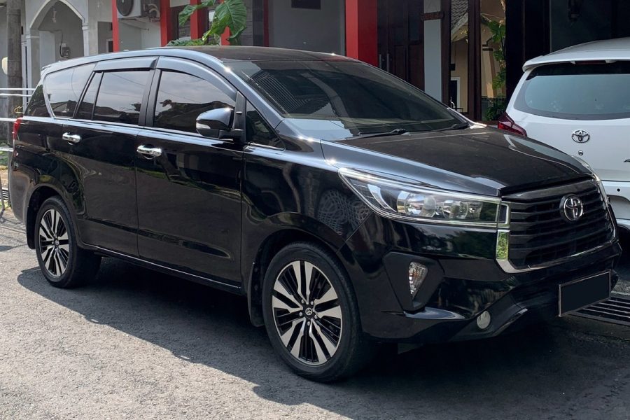 Xe MPV 7 chỗ màu đen đã qua sử dụng đỗ bên đường