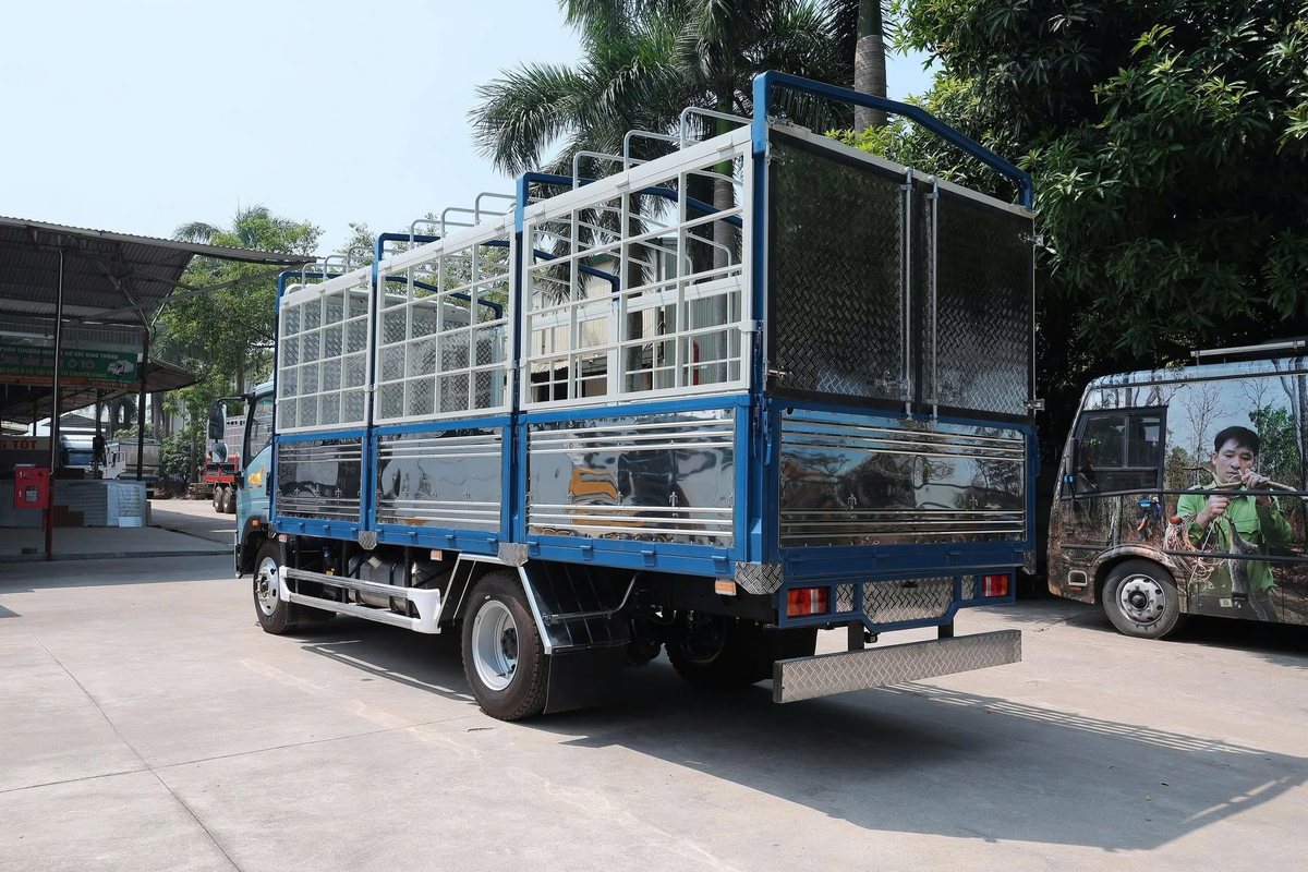Thùng mui bửng nhôm HOWO V750L với bửng hông nâng lên
