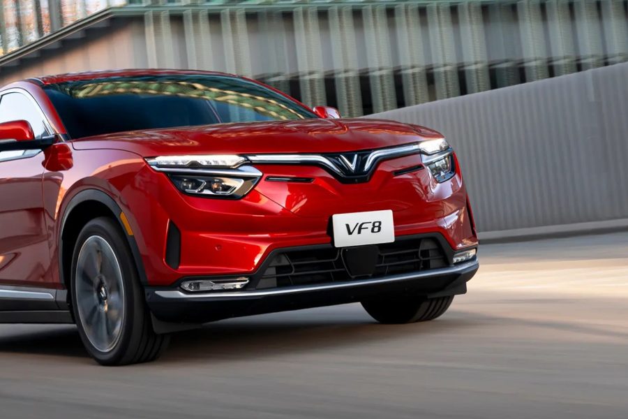 Đầu xe VinFast VF8 màu đỏ ở cự ly gần