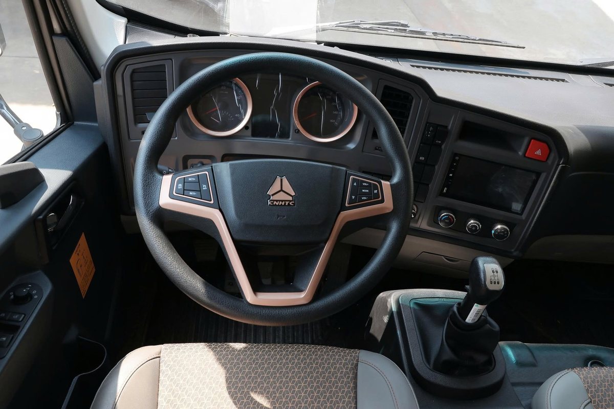 Vô lăng đa chức năng và cụm đồng hồ điện tử trên HOWO V750L