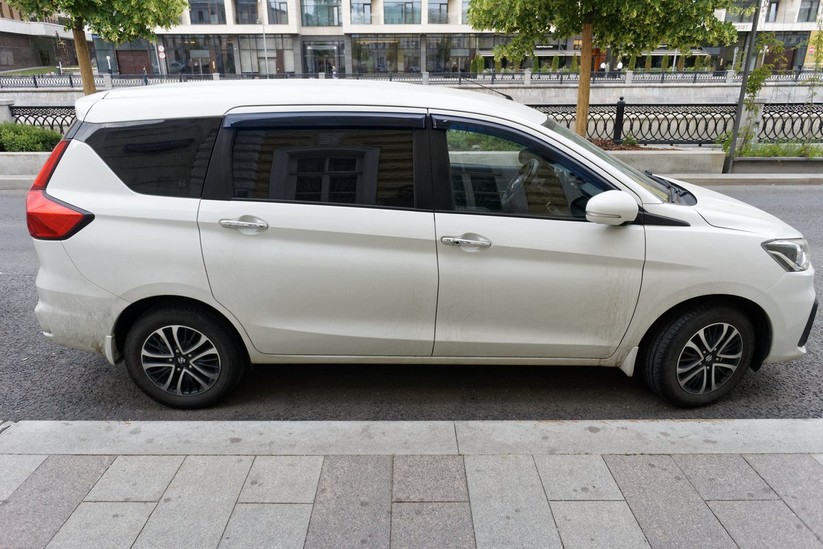 Xe MPV 7 chỗ màu trắng nhìn từ bên hông, dòng xe gia đình được ưa chuộng