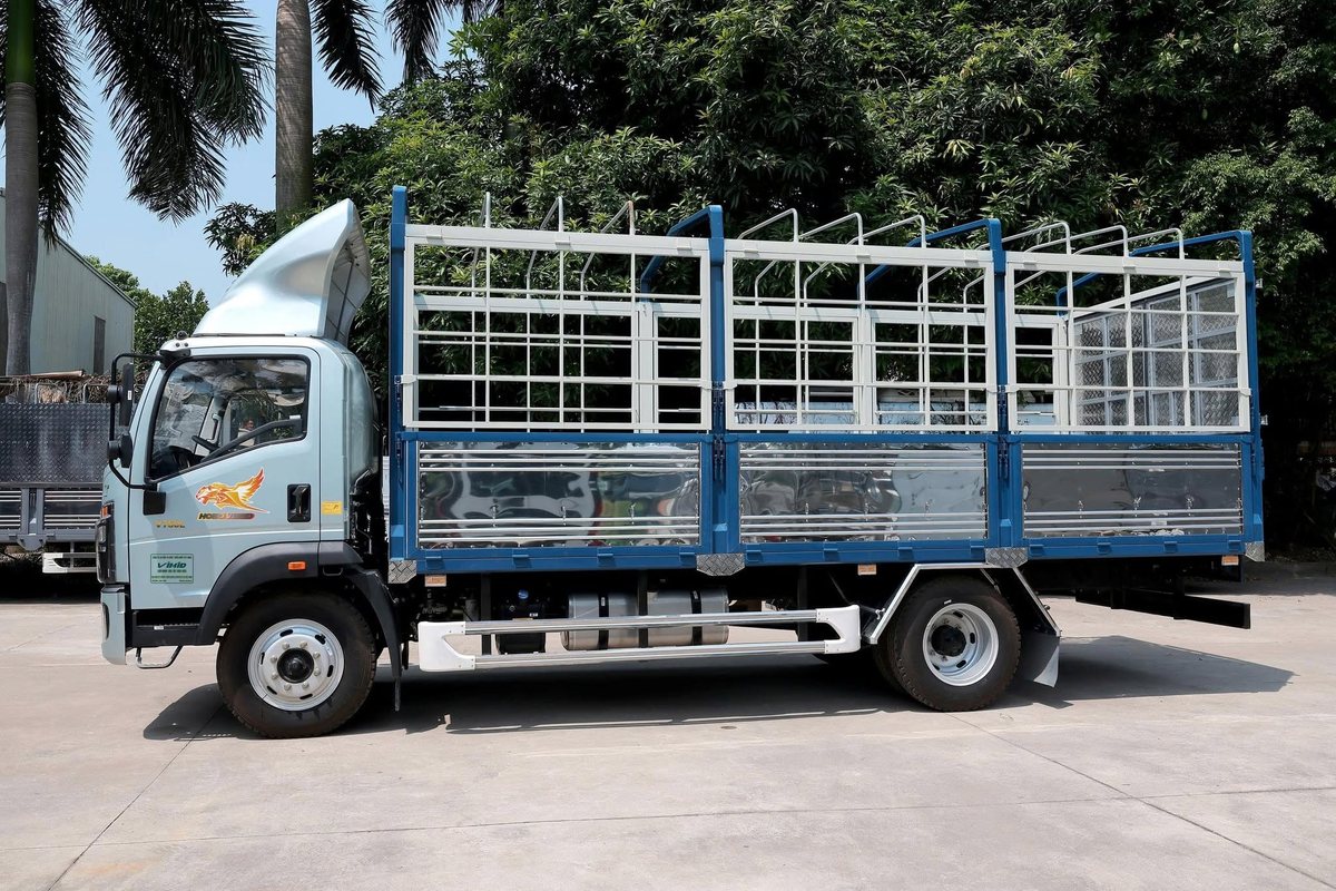 Thân xe HOWO V750L 4x2 với thùng khung mui bửng nhôm dài 6,3m
