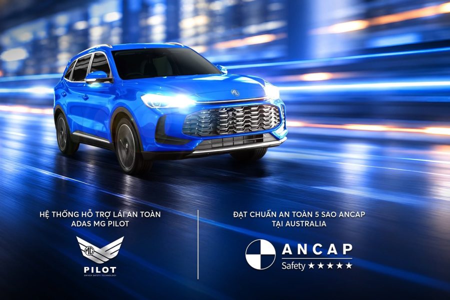 All-New ZS màu xanh dương chạy trên đường phố, poster giới thiệu hệ thống hỗ trợ lái ADAS MG Pilot và chuẩn an toàn 5 sao ANCAP