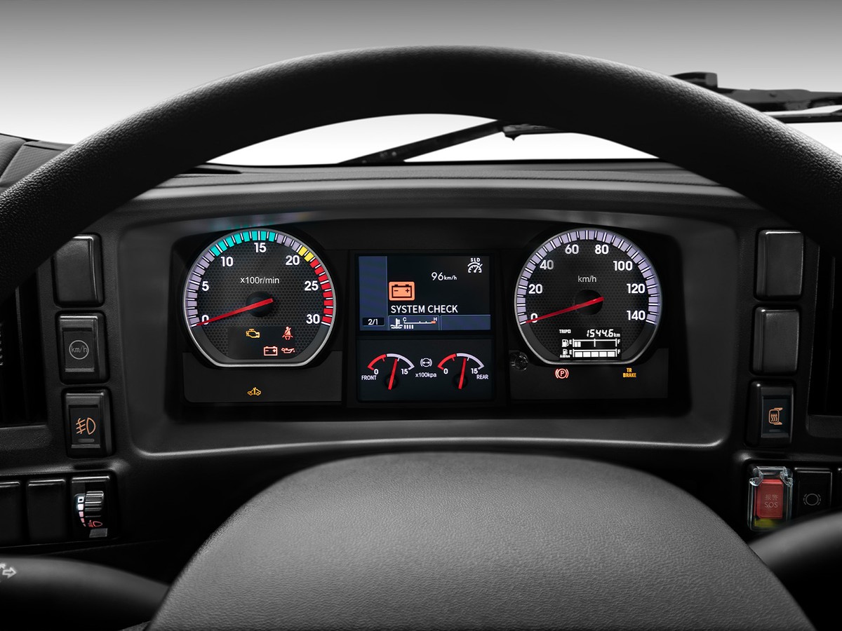 Cụm đồng hồ và màn hình LCD trên xe đầu kéo Isuzu EXZ