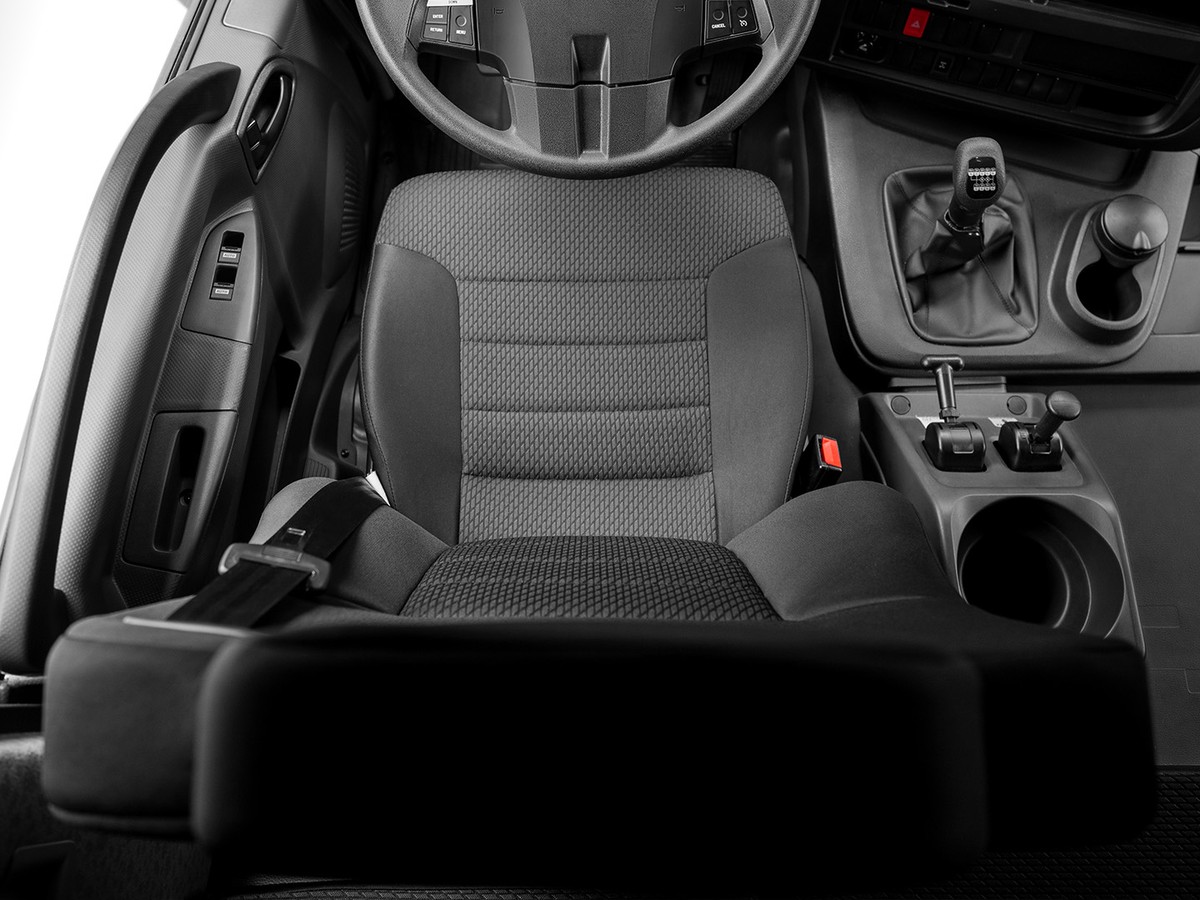 Ghế tài xế và cần số trong cabin Isuzu EXZ