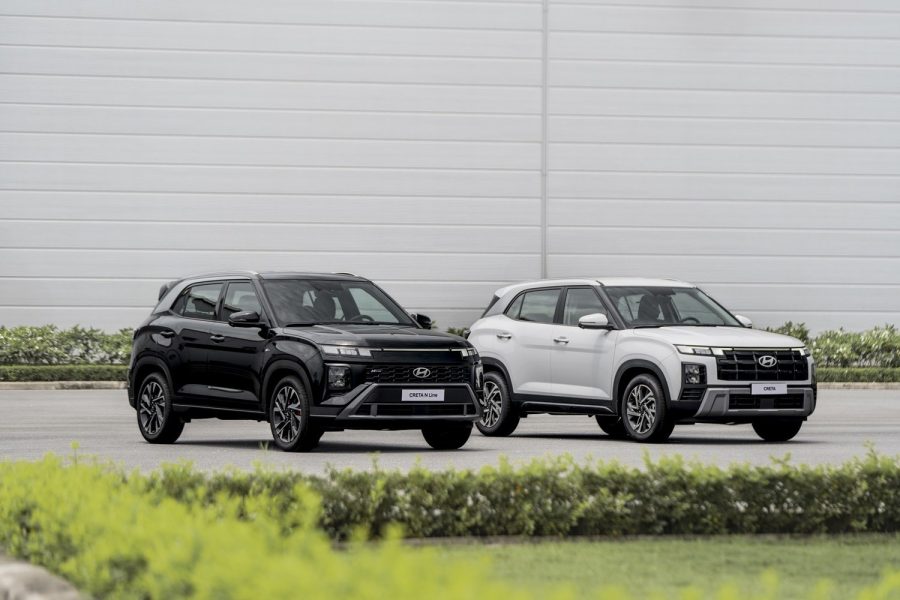 Hyundai Creta đen và trắng trên bãi đỗ xe
