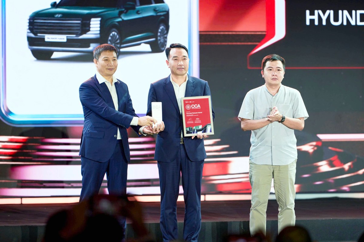 Khoảnh khắc trao giải Hyundai Palisade Hybrid trên sân khấu Car Choice Awards 2026