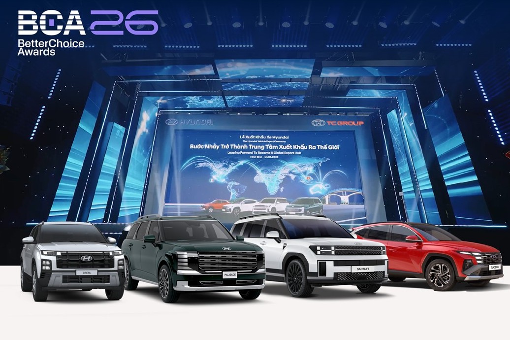 Bốn mẫu Hyundai Creta, Palisade, Santa Fe và Tucson trước sân khấu lễ xuất khẩu xe sang Mexico và Australia