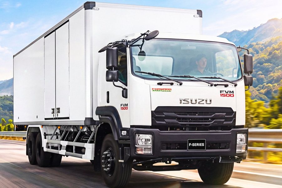 Xe tải Isuzu F-Series thùng kín trên đường quốc lộ