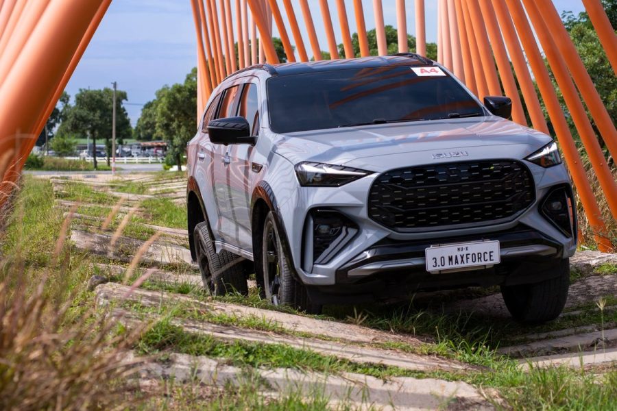 MU-X màu xám bạc trên đường thử địa hình của ISUZU 4x4 Experience