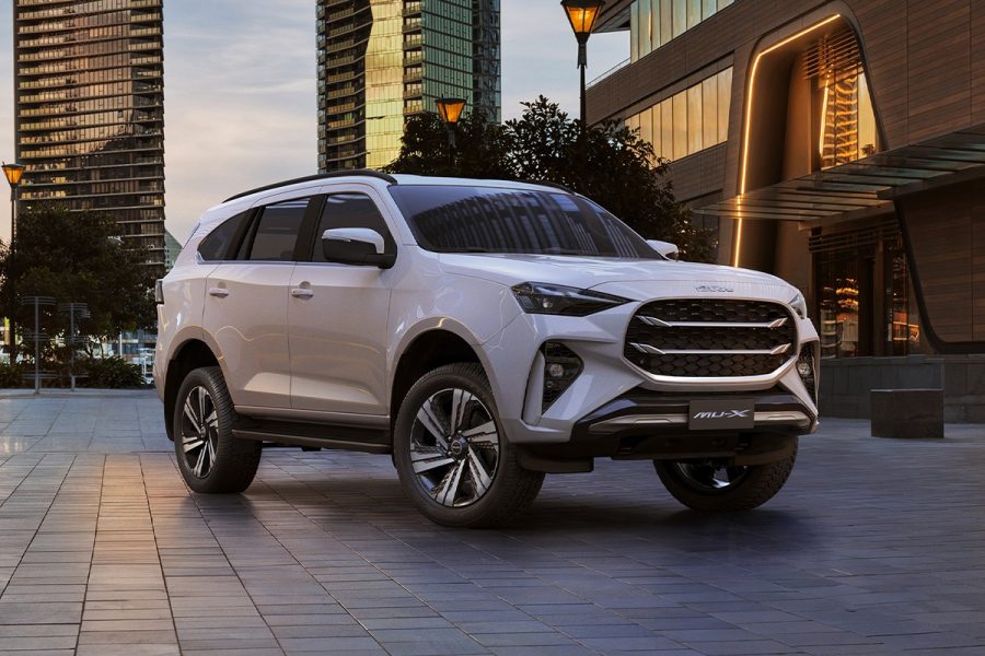 Isuzu MU-X màu trắng trên phố