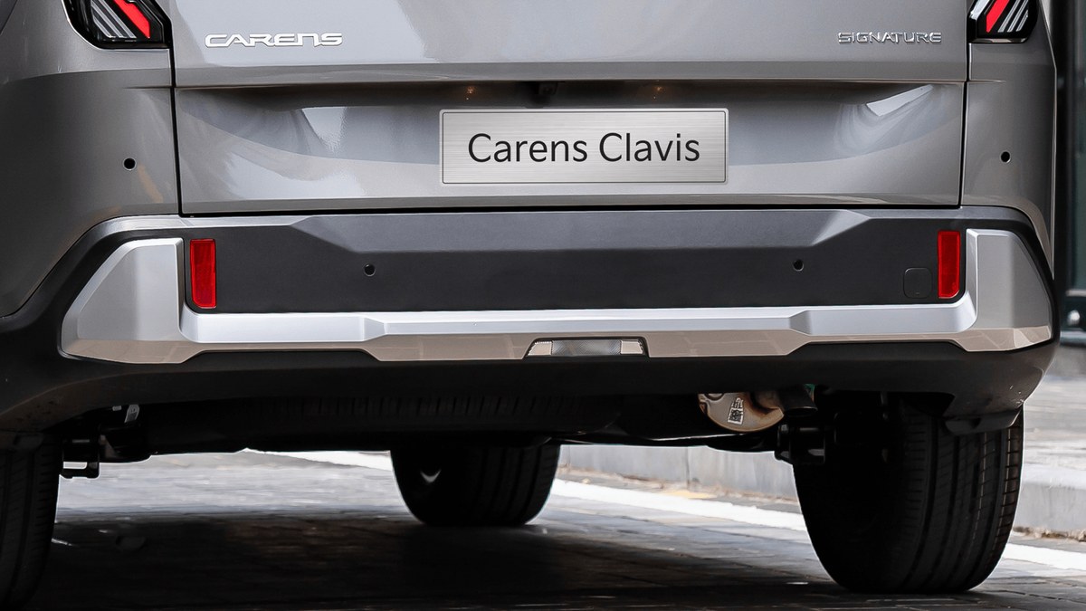 Cản sau ốp bạc vững chãi của Kia Carens Clavis