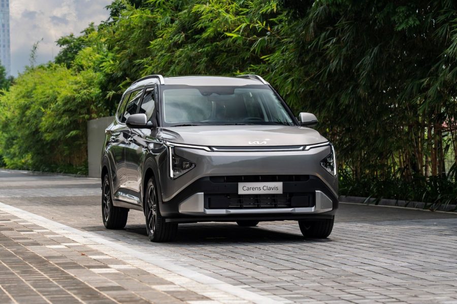 Kia Carens Clavis 7 chỗ màu xám vận hành trên đường
