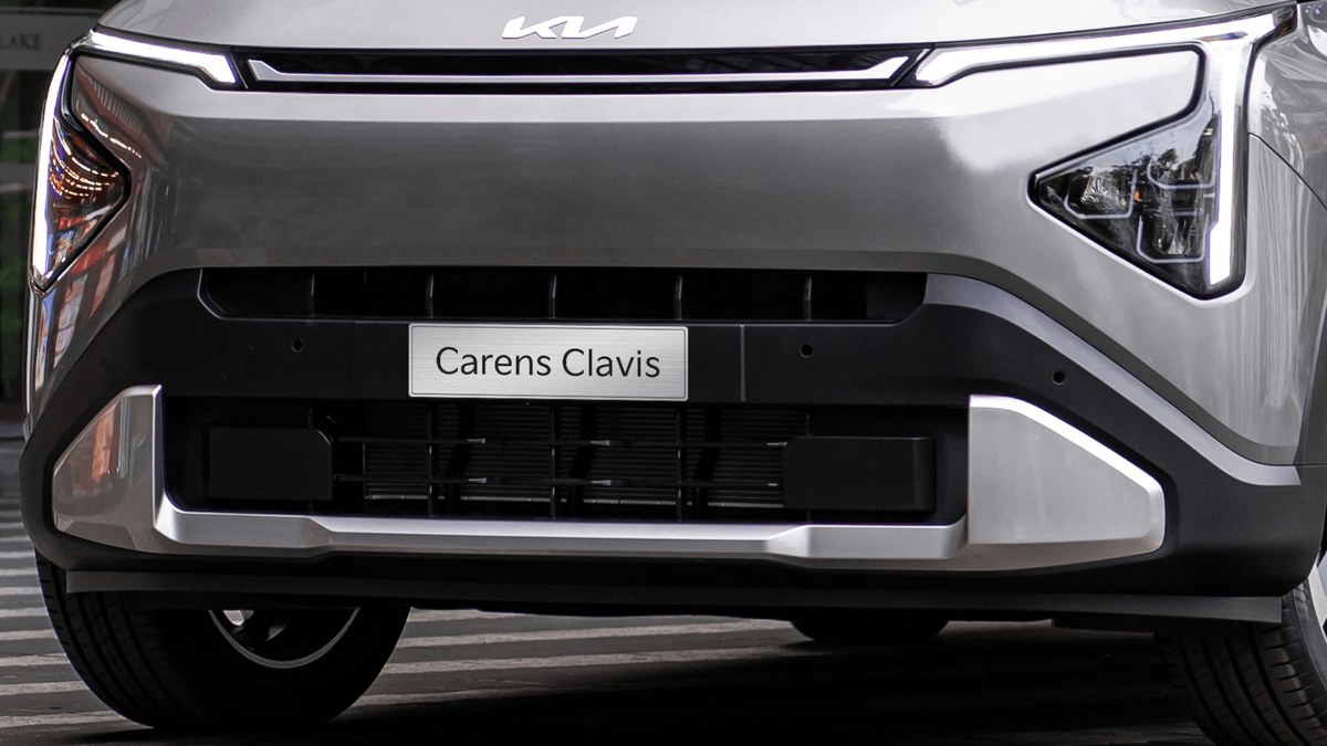 Cản trước thể thao ốp bạc của Kia Carens Clavis