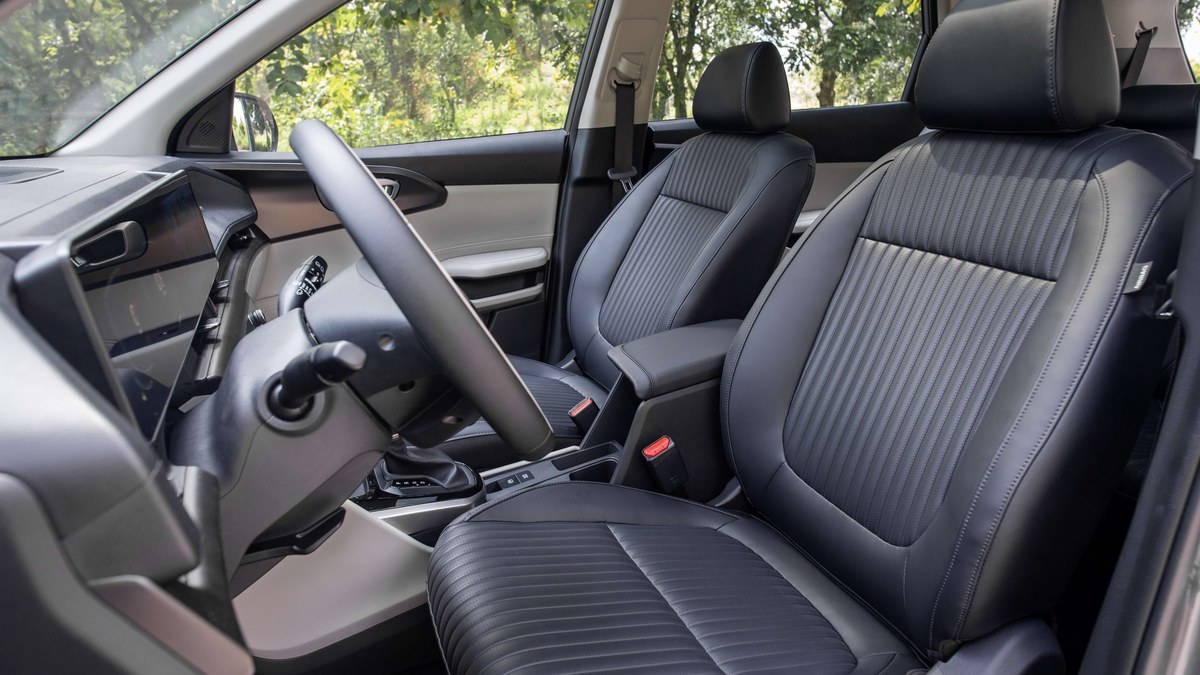 Ghế lái bọc da chỉnh cơ 6 hướng của Kia Carens Clavis