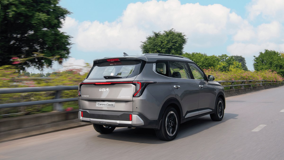 Kia Carens Clavis nhìn từ phía sau khi di chuyển trên đường