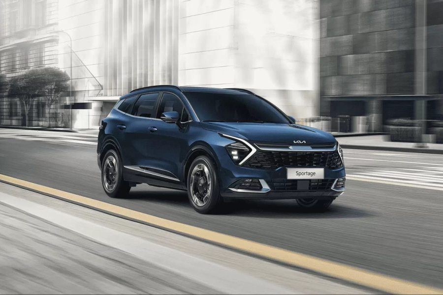 Kia Sportage màu xanh chạy trên đường phố