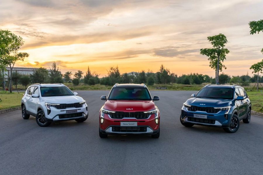 Ba chiếc Kia New Sonet đỗ cạnh nhau lúc hoàng hôn