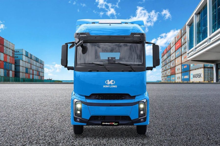 Mặt trước xe đầu kéo điện Kim Long K9KEV tại bãi container