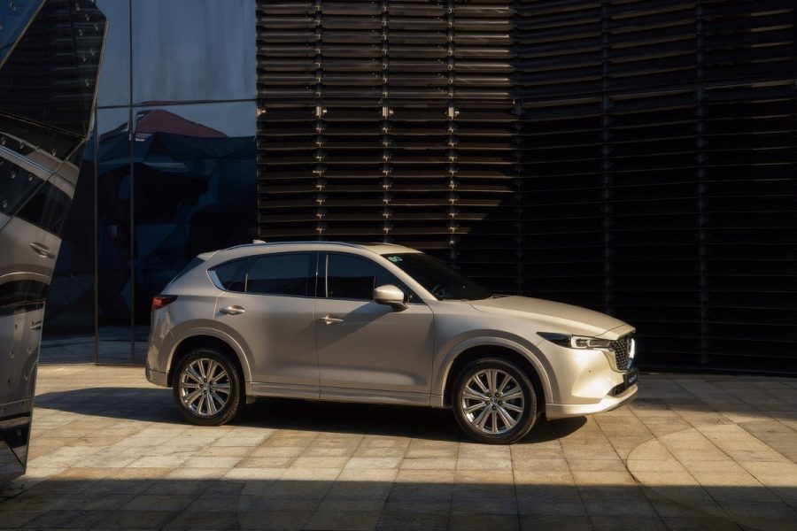 Mazda CX-5 màu bạc nhìn nghiêng