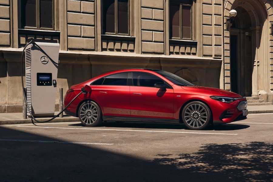 Mercedes-Benz CLA điện đang sạc tại trạm sạc nhanh