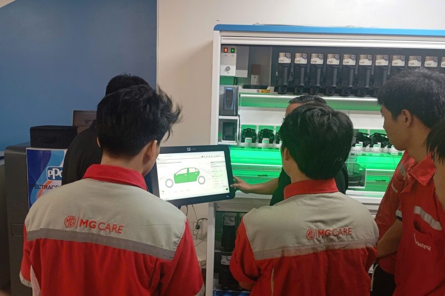 Kỹ thuật viên MG tra cứu công thức màu trên hệ thống pha màu điện tử của PPG